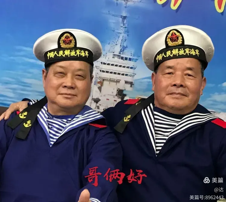 餐厅内,灯光柔和,海军罗战友与英德老战友们围炉煮茶,茶香与话语交织